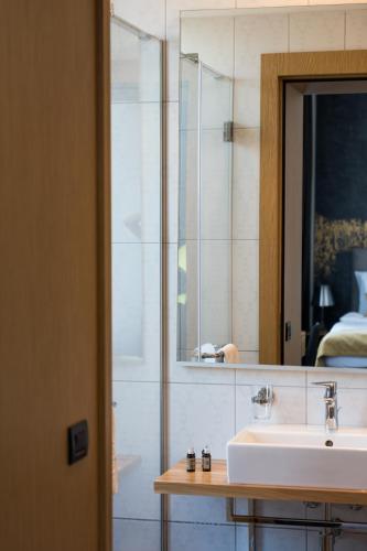 Uma casa de banho em Boutique Hotel Museum
