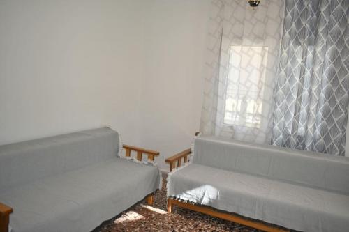 Ruang duduk di Flat And Cozy House In Trikala
