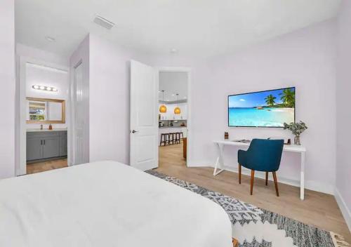 Dapur atau dapur kecil di Opulence & Serenity at Our Luxury Home in Jupiter!