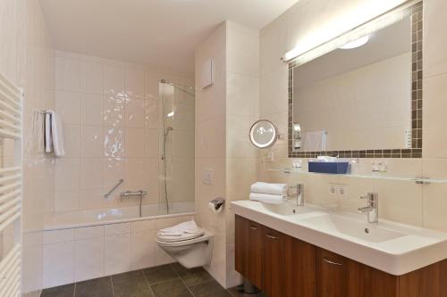 キュータイにあるアルパインロッジズ クタイのバスルーム(洗面台、トイレ、鏡付)