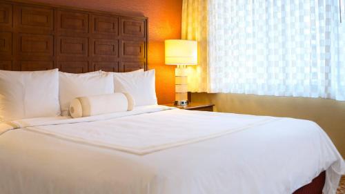 Baltimore Marriott Inner Harbor at Camden Yards Image