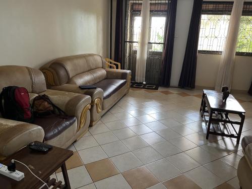 sala de estar con sofá y mesa de centro en Inviting 3-Bed House in Akright City Jennifers, en Buzzi