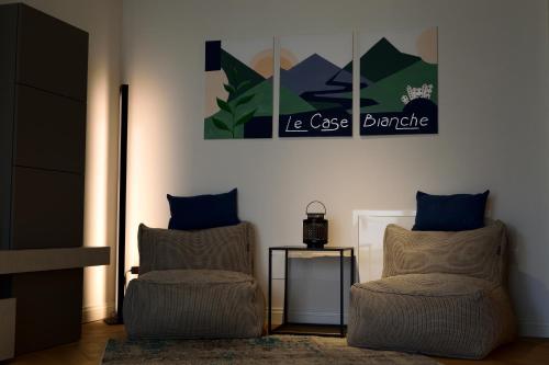 a living room with two chairs and a table at B&B Case Bianche in Maranello