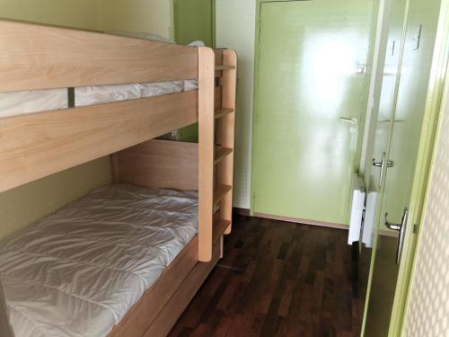 - une chambre avec 2 lits superposés et une douche dans l'établissement Le Petit Bargeouri - Face mer avec piscine, à Les Sables-dʼOlonne