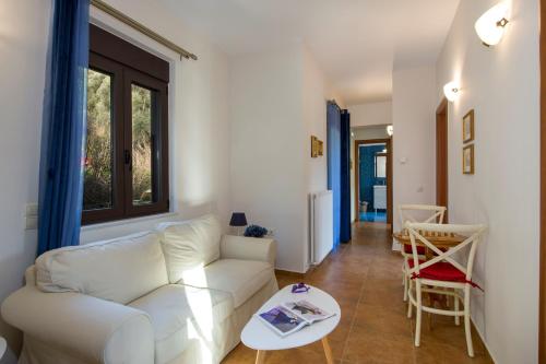 Χώρος καθιστικού στο Serenity River Villa