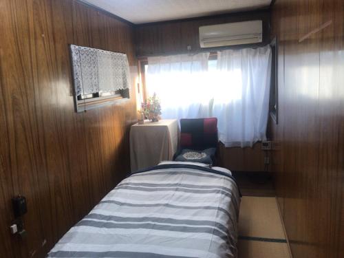 Säng eller sängar i ett rum på TSUKASA HOUSE English OK Kumano Kodo experience Lodge Close to station 無料駐車場あり