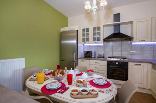 Η κουζίνα ή μικρή κουζίνα στο Serenity River Villa