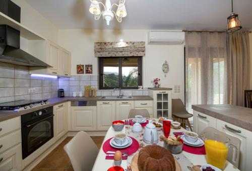 Η κουζίνα ή μικρή κουζίνα στο Serenity River Villa