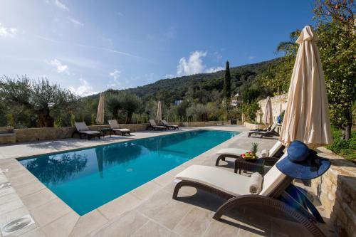 Πισίνα στο ή κοντά στο Serenity River Villa