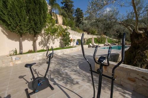 Πισίνα στο ή κοντά στο Serenity River Villa