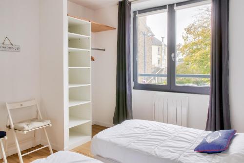 um quarto com uma cama e uma janela em Escapade Bretonne pour 4 a Fouesnant em Fouesnant