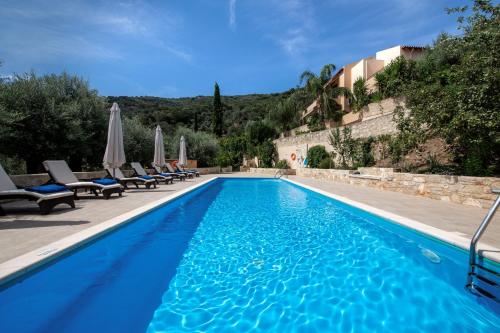 Πισίνα στο ή κοντά στο Serenity River Villa
