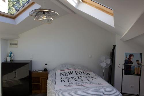 3 min sortie A480: wifi fibre - lit bébé - balcon في غرونوبل: غرفة نوم بسرير ومخدة تحسينات منزلية في نيويورك