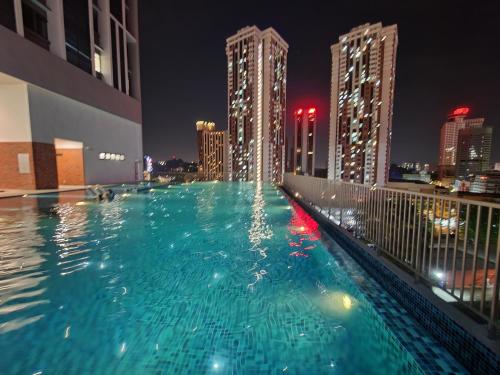 uma piscina no topo de um edifício à noite em Chambers Residences Suites KLCC em Kuala Lumpur