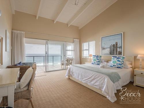 een slaapkamer met een groot bed en een groot raam bij do not use this profile in Sheffield Beach