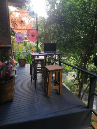 Κήπος έξω από το แม่อุ๊ยที่พักติดน้ำ&mae oui next to the water