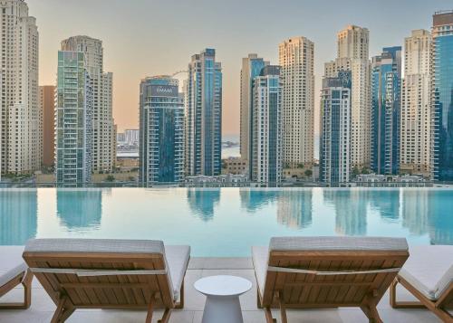 Bazén v ubytování Stylish 1-BDR in premium new building Dubai Marina nebo v jeho okolí
