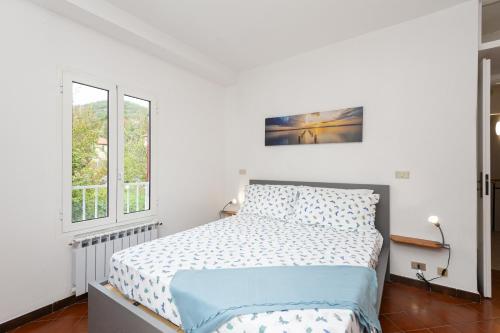 - une chambre blanche avec un lit et une fenêtre dans l'établissement Ca' da Lalla by Wonderful Italy, à Varazze