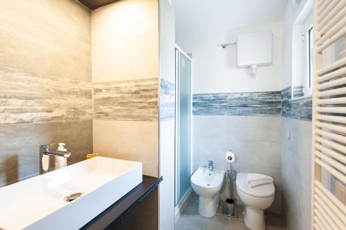 La salle de bains est pourvue d'un lavabo et de toilettes. dans l'établissement Ca' da Lalla by Wonderful Italy, à Varazze