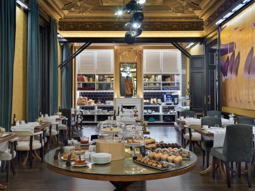 Eten bij of ergens in de buurt van het hotel

