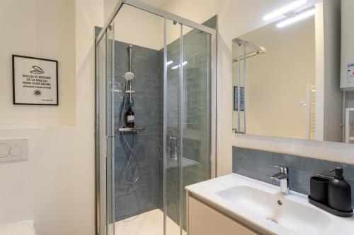une salle de bain avec douche et lavabo dans l'établissement Le Poulpe - Proche plage de Rochebonne, à Saint-Malo