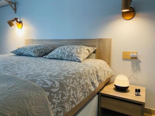 מיטה או מיטות בחדר ב-City Park Apartment