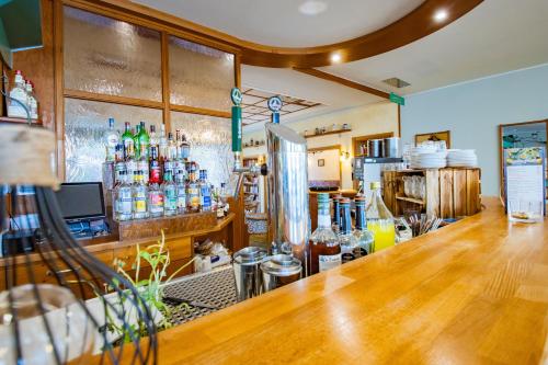 a bar with a counter with bottles on it at Ferien Hotel Spree-Neisse in Neuhausen