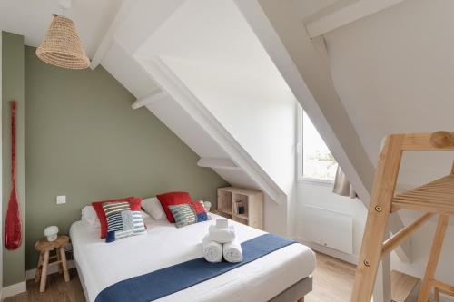une chambre avec un lit dans un grenier dans l'établissement Force 9 - Proche plage de Rochebonne, à Saint-Malo