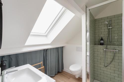 une salle de bain avec douche et toilettes et une fenêtre dans l'établissement Force 9 - Proche plage de Rochebonne, à Saint-Malo