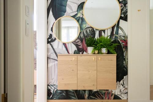a dressing room with a mirror and a dresser at SCHLOSSRESIDENZ - Boutique Apartments & Hotel Suiten in Schloß Ricklingen