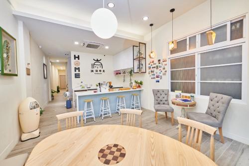 a kitchen and living room with a table and chairs at Warmday Homestel in Chiayi City
