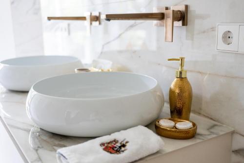 a bathroom with a sink and a bowl on a counter at SCHLOSSRESIDENZ - Boutique Apartments & Hotel Suiten in Schloß Ricklingen