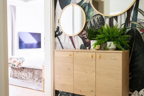 a mirror on top of a dresser in a bedroom at SCHLOSSRESIDENZ - Boutique Apartments & Hotel Suiten in Schloß Ricklingen