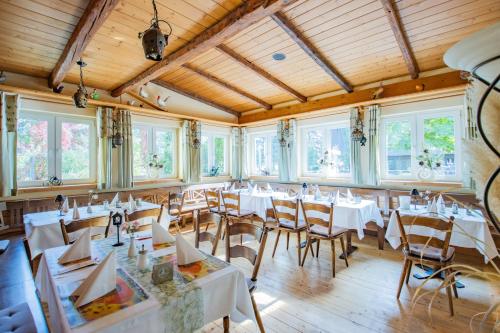 a dining room with white tables and chairs at Ferien Hotel Spree-Neisse in Neuhausen
