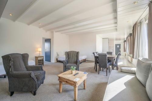 a living room with chairs and a table at Fletcher Hotel-Restaurant Waalwijk in Waalwijk