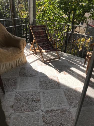 een schommelstoel op een patio bij gaydi in Gori