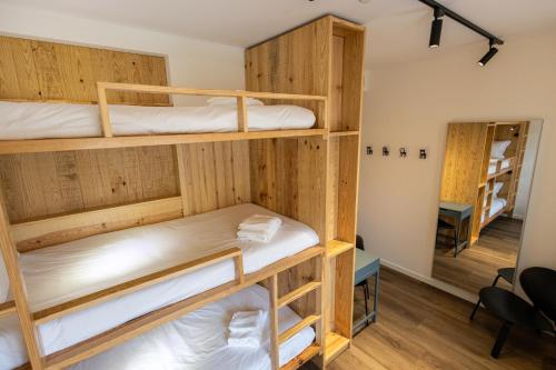 - une chambre avec lits superposés dans une auberge de jeunesse dans l'établissement Watts House, à Seia