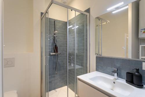 une salle de bain avec une douche en verre et un lavabo dans l'établissement Le Coup de Soleil - Proche Plage de Rochebonne, à Saint-Malo