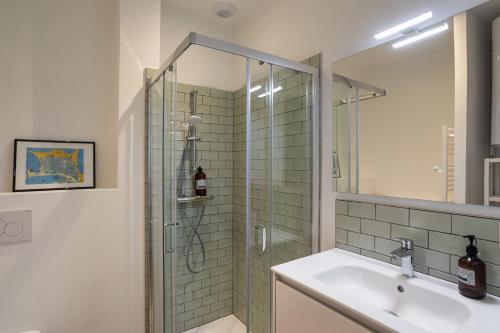 ein Badezimmer mit Dusche und Waschbecken in der Unterkunft Le Cargo - A 300m de la plage de Rochebonne in Saint-Malo