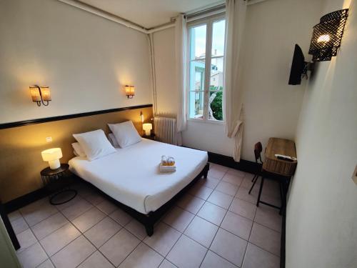 スラック・シュル・メールにあるHôtel Michelet Plageのベッドルーム(白いベッド1台、窓付)