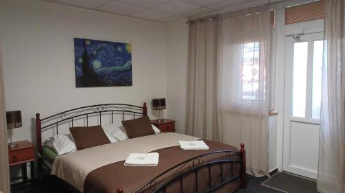 Llit o llits en una habitació de Apartmány Orlová - ubytování v soukromí