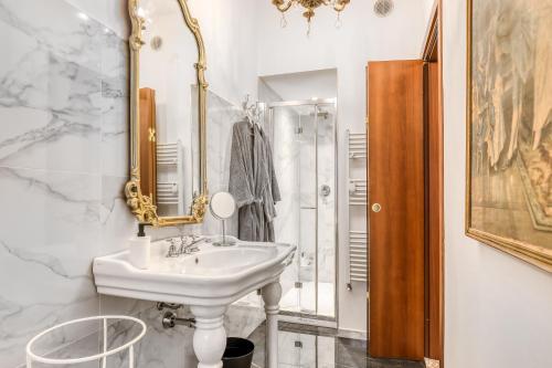 a white bathroom with a sink and a mirror at SUITE ANGOLO ALLA STAZIONE - Appartamento con terrazzo panoramico in Pavia