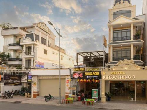 een groep gebouwen in een stadsstraat bij Phước Hưng 3 Hotel in Vĩnh Long