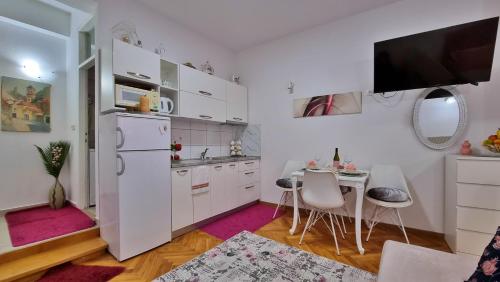 Η κουζίνα ή μικρή κουζίνα στο Heart of Omis - Pink