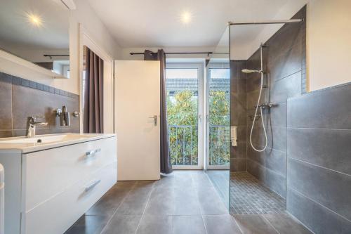 a bathroom with a shower and a sink at Wohnung Weserbergland in Heeßen