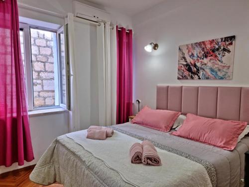 Ένα ή περισσότερα κρεβάτια σε δωμάτιο στο Heart of Omis - Pink
