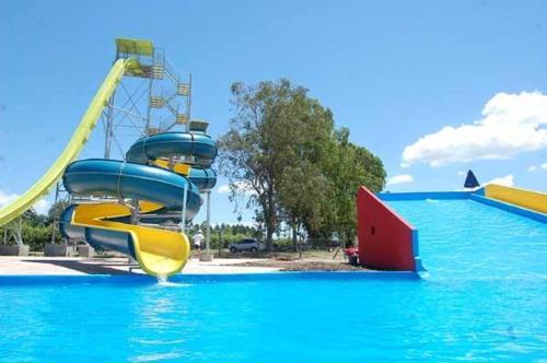 un tobogán de agua azul y amarillo en un parque acuático en Departamento Rocamora en Concepción del Uruguay