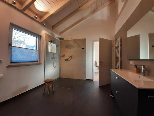 Landhaus Zeitlos في هايمباخ: حمام مع حوض ومرحاض ونافذة