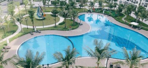 eine Aussicht über einen großen Pool in einem Resort in der Unterkunft Vin Grand Park - TP. Thủ Đức in Tân Vạn