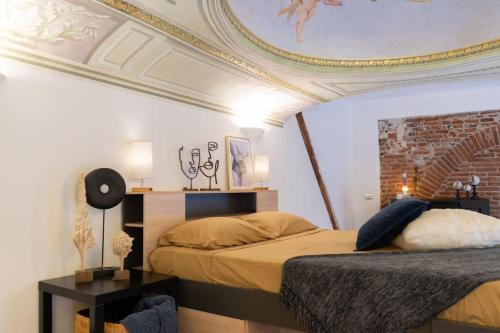 una camera con due letti e un soffitto di Farris & Cors Casa Sansiro a Genova